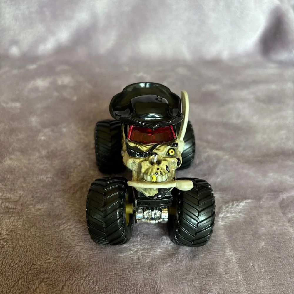 Hot Wheels Monster Jam Pirates Curse Diecast Monster Truck Black Gold Skull Hat